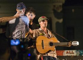 El cantante Manu Chao, cuando un policía intentaba bajar del escenario a un estudiante venezolano, durante su concierto en la Universidad de La Habana 