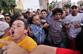 El periodista independiente Reinaldo Escobar sufrió un masivo acto de repudio en la calle 23 y G por parte de seguidores del régimen