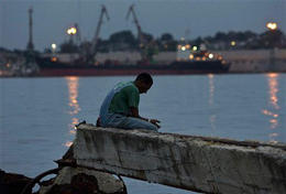 Un habanero intenta pescar en las aguas negras de la bahia, el 24 de octubre de 2008. (AP)