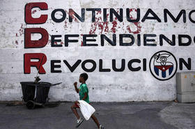 Letrero en favor del Gobierno cubano en calle habanera