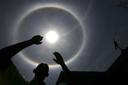 Un arcoiris alrededor del sol, el martes 16 de septiembre, atrajo la atención de los habaneros en medio de la tragedia dejada por los huracanes. (AP)
Un arcoiris alrededor del sol, el martes 16 de septiembre, atrajo la atención de los habaneros en medio de la tragedia dejada por los huracanes