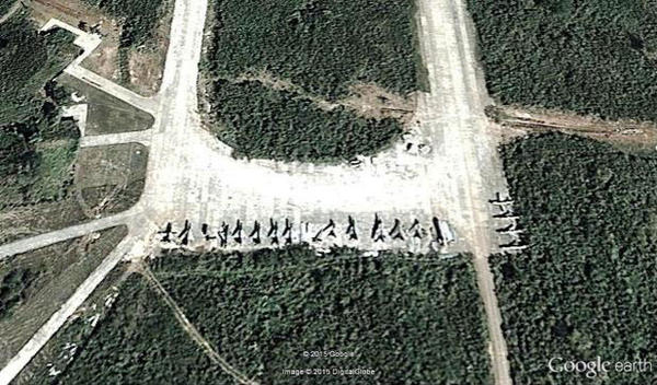 Cementerio de aviones en la cabecera de la pista 36