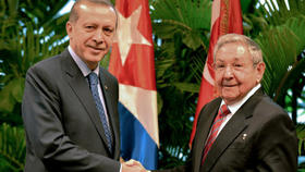 El presidente turco Recep Tayyip Erdogan y el gobernante cubano Raúl Castro
