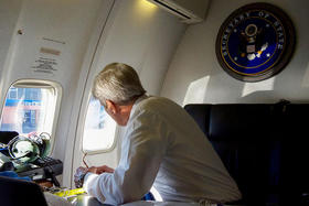 El secretario de Estado, John Kerry a punto de pisar tierra cubana. (Foto: © Department of State.)