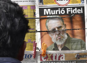 Un hombre observa la noticia de la muerte de Fidel Castro en la prensa boliviana