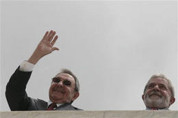 Raúl Castro y Lula da Silva, el 18 de diciembre en Brasilia. (AP)