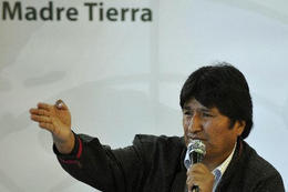 El presidente de Bolivia, Evo Morales, durante una reunión con la  prensa en la Conferencia Mundial de Cambio Climático y los Derechos de  la Madre Tierra