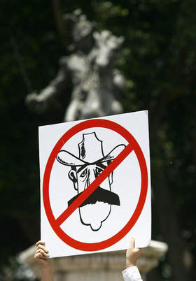 Un simpatizante de Roberto Micheletti muestra un cartel contra Zelaya, durante una manifestación en Tegucigalpa. (REUTERS)