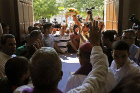 El ataúd con los restos del opositor cubano Oswaldo Payá llega a la iglesia de El Salvador del Mundo, en el barrio habanero de El Cerro