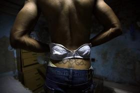 El travesti Julio Yoaris Álvarez se prepara para la celebración del Día Internacional contra la Homofobia. La Habana, 16 de mayo de 2009. (REUTERS) 