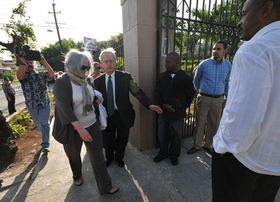 La esposa del estadounidense Alan Gross, Judy Gross (i), asiste el viernes 4 de marzo de 2011 al juicio que se celebró en el Tribunal del Poder Popular de La Habana contra el subcontratista