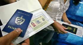 Pasaporte cubano, tarjeta de residencia en Estados Unidos y pasaporte estadounidense