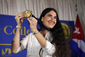 La bloguera cubana Yoani Sánchez sostiene la Medalla Presidencial del Miami Dade Collegue, que le fuera otorgada durante un acto en la Torre de la Libertad en Miami