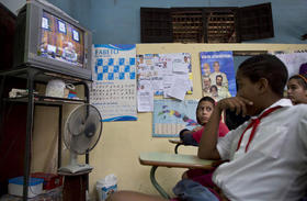 Niños cubanos escuchan el anuncio de Raúl Castro sobre las conversaciones entre La Habana y Washington. (Foto tomada de Univisión.)