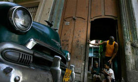 Un automóvil antiguo, en la Habana Vieja el 18 de octubre. (AP)