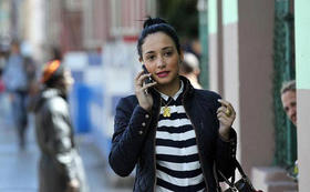 Una mujer habla por su teléfono celular en La Habana