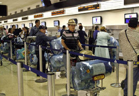 Exiliados cubanos viajan a la Isla cargados de paquetes