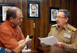 Lázaro Barredo, directo de 'Granma', junto a Raúl Castro. Lázaro Barredo, directo de 'Granma', junto a Raúl Castro.