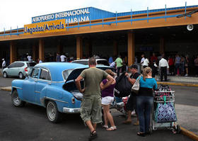 Exiliados cubanos tras su llegada al Aeropuerto José Martí en La Habana