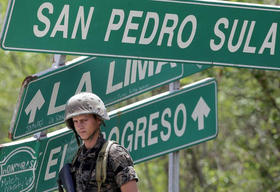 Un soldado hondureño, en el aeropuerto de San Pedro Sula. (REUTERS)