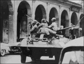 Militares camino al Palacio Presidencial en La Habana.