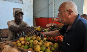 Un hombre compra frutas el jueves 24 de noviembre de 2011, en La Habana (Cuba)