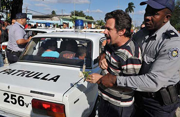 Arrestan a disidente, en esta foto de archivo