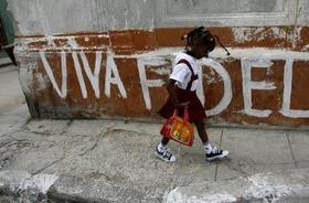 Una niña va a la escuela primaria en Cuba en su primer día de clases.
