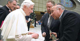 Foto distribuida por el diario L´Osservatore Romano, que muestra a un empleado del zoológico de Roma ante el papa Benedicto XVI, en su audiencia general semanal del miércoles 11 de enero de 2012, cuando éste le enseña el cocodrilo cubano al Pontífice