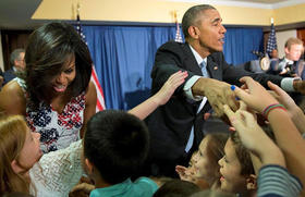 El presidente estadounidense Barack Obama y su esposa Michelle saludan a los niños, y familiares en general, del personal de la embajada de ese país en La Habana, durante la visita del mandatario a Cuba