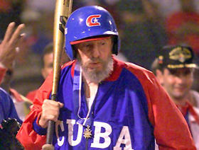 Fidel Castro durante un encuentro amistoso entre cubanos y venezolanos, estos últimos encabezados por Hugo Chávez, realizado en Venezuela 2000
