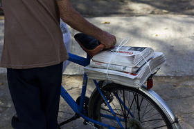 Entrega de periódicos en Cuba. (foto: cubahora.cu)