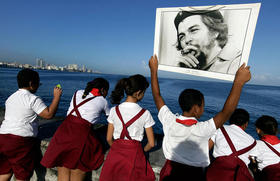 Escolares cubanos con la imagen de Ernesto Che Guevara