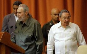 Fidel y Raúl Castro durante la sesión especial de la Asamblea Nacional del Poder Popular en Cuba