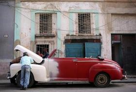 Reparando un antiguo automóvil estadounidense en Cuba