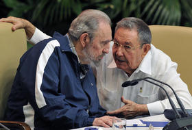 Fidel y Raúl Castro conversan durante un momento del acto de clausura del VI Congreso del PCC, en 2011