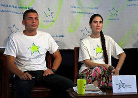 La bloguera Yoani Sánchez y el periodista independiente Eliécer Ávila en el primer día del Festival CLIC en La Habana