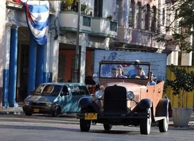 Una familia viaja en un automóvi antiguo en La Habana. EFE