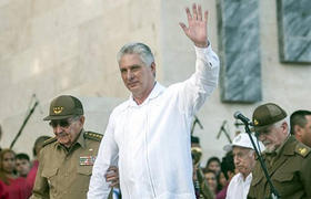 El exgobernante Raúl Castro del brazo del actual mandatario Miguel Díaz-Canel, durante la celebración del fallido asalto al Cuartel Moncada en el oriente de Cuba, en 2019