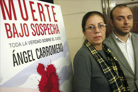 Ángel Carromero posa junto a la viuda de Oswaldo Payá, Ofelia Acevedo, durante la presentación de su libro Muerte bajo sospecha