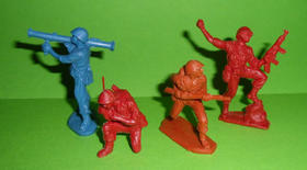 Figurines plásticos representando soldados