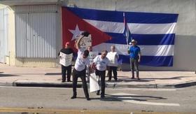 Miembros de la organización del exilio Vigilia Mambisa protestan frente al restaurante Versailles por el acuerdo entre la liga de béisbol cubana y las Grandes Ligas de EEUU