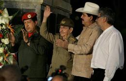 Los presidentes Hugo Chávez, Raúl Castro, Manuel Zelaya y Fernando Lugo, durante la reunión del ALBA, en Cumaná, Venezuela, el 16 de abril de 2009. (AP)
Los presidentes Hugo Chávez, Raúl Castro, Manuel Zelaya y Fernando Lugo
