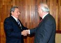 Raúl Castro y el canciller español, Miguel Ángel Moratinos. La Habana, 19 de octubre de 2009. (AP) Raúl Castro y el canciller español, Miguel Ángel Moratinos. La Habana, 19 de octubre de 2009. (AP)