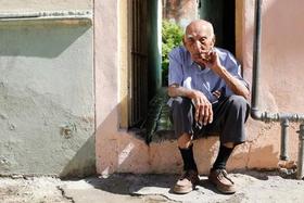 Miguel Ángel, de 99 años, fuma un tabaco en la puerta de su casa, a tres cuadras del Malecón de La Habana el miércoles 21 de enero del 2015