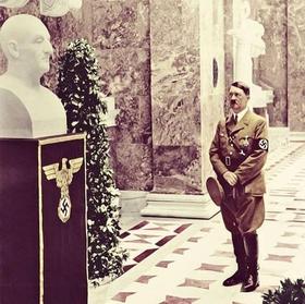 Adolf Hitler ante un busto del compositor austriaco Anton Bruckner