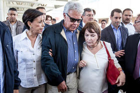 El expresidente español Felipe González es recibido en el aeropuerto de Caracas por Mitzy Capriles (derecha), esposa de Antonio Ledezma, y Antonieta Mendoza, madre de Leopoldo López