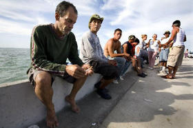Parte de un grupo de inmigantes cubanos sentados en el malecón cerca del aeropuerto de Cayo Hueso, luego de su llegada a la Florida, el 23 de febrero de 2008. Parte de un grupo de inmigantes cubanos sentados en el malecón cerca del aeropuerto de Cayo Hueso, luego de su llegada a la Florida, el 23 de febrero de 2008