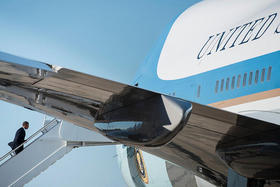 El presidente estadounidense Barack Obama aborda el Air Force One en la Base Aérea de Whiteman, en Missouri, el 24 de julio de 2013