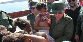 El gobernante cubano Raúl Castro durante su recorrido por calles de Baracoa (foto: Estudios Revolución)